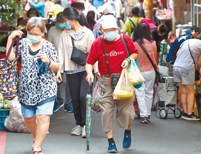 主計總處昨公布7月消費者物價指數（CPI）年增率為3.36％，雖然較6月壓力趨緩，但仍連續5個月「破3」。其中，與民眾息息相關的外食費，漲幅從原先的6.38％，持續擴大到6.76％，創近14年新高。（本報資料照片）