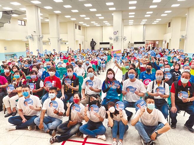 國民黨桃園市長參選人張善政6名青年發言人首度亮相。（陳夢茹攝）