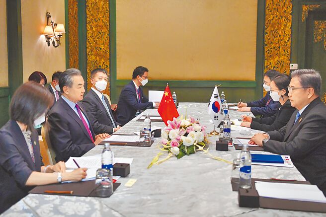 韓國外長朴振將於8日至10日應中國外長王毅之邀訪華，兩人9日會在青島會談。圖為今年7月兩人在G20外長會期間會面。（新華社）
