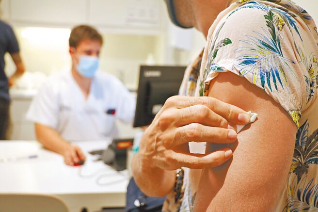 美國至今已逾7100人感染猴痘，美國聯邦政府於4日（當地時間）宣布進入「公共衛生緊急狀態」。圖為一位西班牙人接種猴痘疫苗。（新華社）
