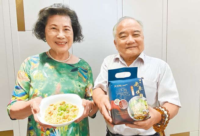 知名资深广播人庄文平夫妻打造「文平嫂的灶咖」品牌，首波推出鹅油香葱「老来伴麵」。（陈淑芬摄）
