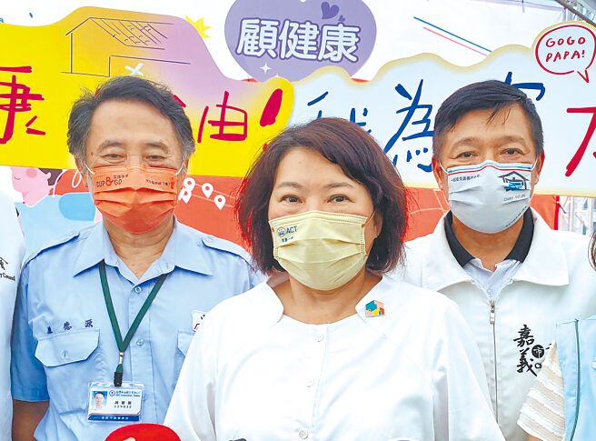 嘉义市长黄敏惠（中）驳斥治水不力的批评，强调雨水下水道建设及清淤量都比以往倍增。（廖素慧摄）