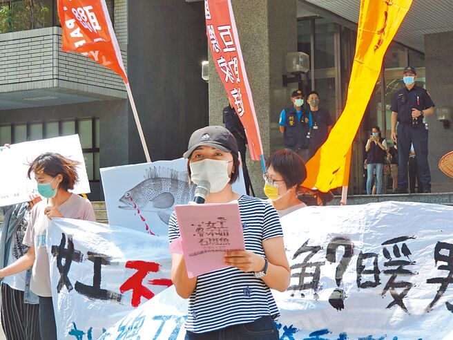 邱姓女员工控渔会在她重回工作岗位上违法2次调动职位，今年3月向高雄市政府劳工局申诉，歷经3次调解后至今都没有进展。（洪靖宜摄）