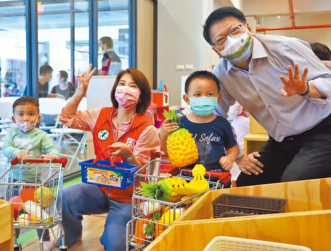 恒春社会福利综合馆5日开幕，小朋友在游戏室玩得不亦乐乎，长辈在好食间畅聊交友，大家都找到自己的小天地。（谢佳潾摄）