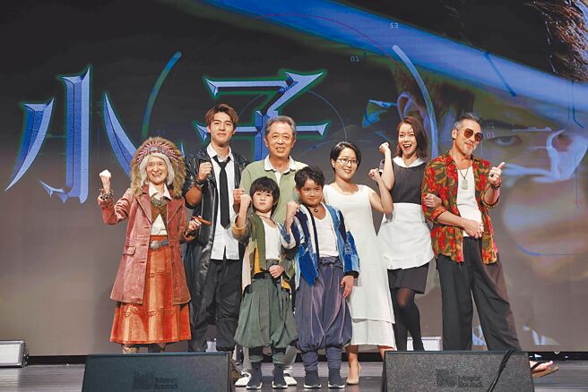 《小子》昨杀青发布会，后排左起谭艾珍、陈昊森、朱延平、导演王毓琦、李霈瑜、黄仲崑，前排左起释小愿、吴宗修。（星泰娱乐提供）