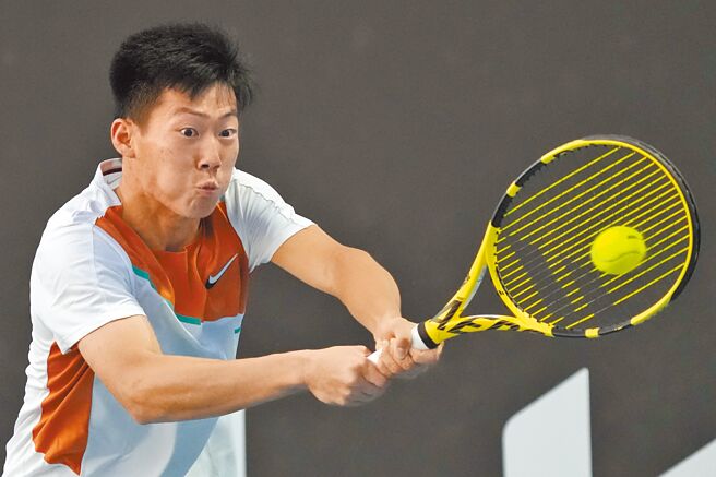 曾俊欣在東京網球公開賽單打首輪對上澳洲基瑞歐斯。（美聯社資料照）