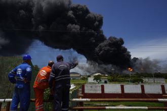 閃電擊中油槽引大火 古巴1死121傷17消防員失蹤