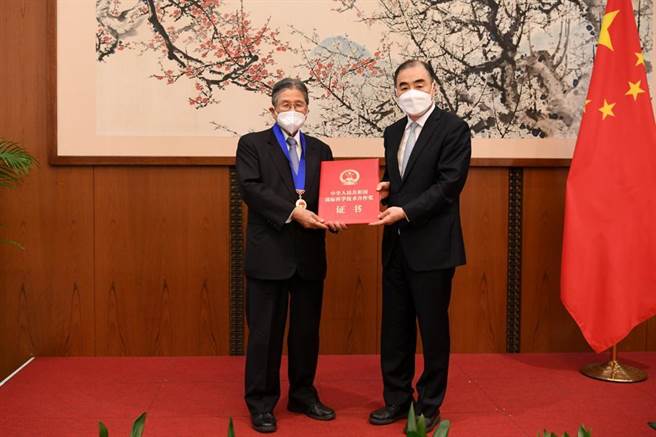 日本外务省6日发表日美澳三国外长联合声明，反对大陆在台湾附近海域展开军演，大陆驻日使馆表示坚决反对。图右为大陆驻日大使孔铉佑。（新华社）