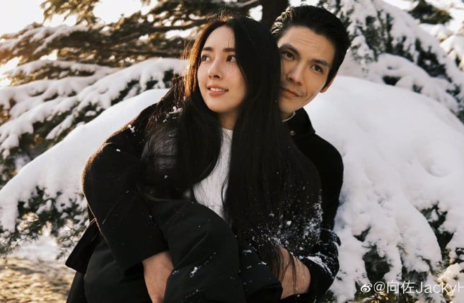 郭碧婷曾吐露本來不想結婚，也追求經濟獨立不願只是在家照顧家庭，如今向佐被爆出軌，眾人嘆她活成了最不想要的樣子。(翻攝自向佐JackyHeung微博)