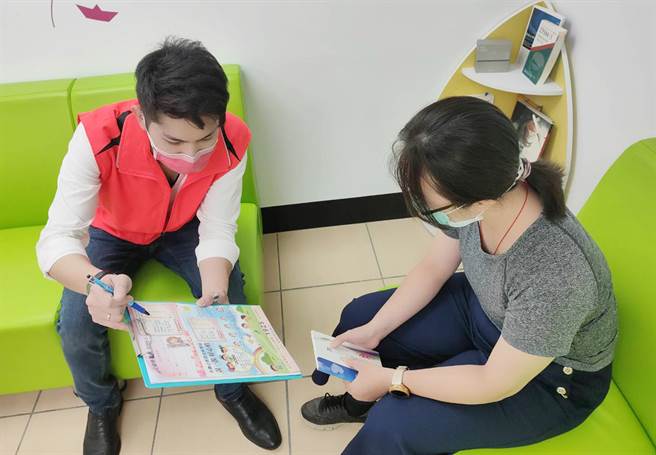 南投县卫生局长陈南松说，孕妇不论是在怀孕期间或生产后，都是一段辛苦过程，可寻求专业心理谘商或医疗协助。(南投县政府提供)