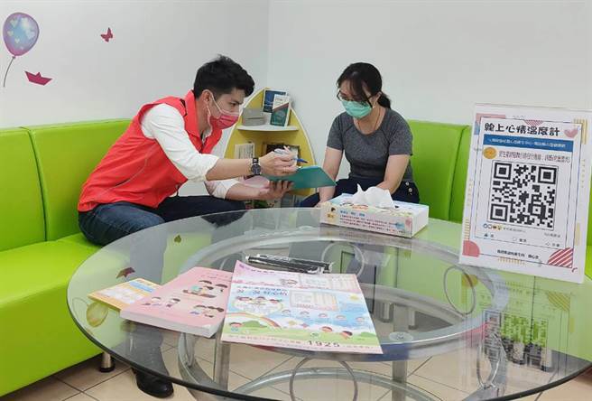 南投县卫生局长陈南松说，孕妇不论是在怀孕期间或生产后，都是一段辛苦过程，可寻求专业心理谘商或医疗协助。(南投县政府提供)