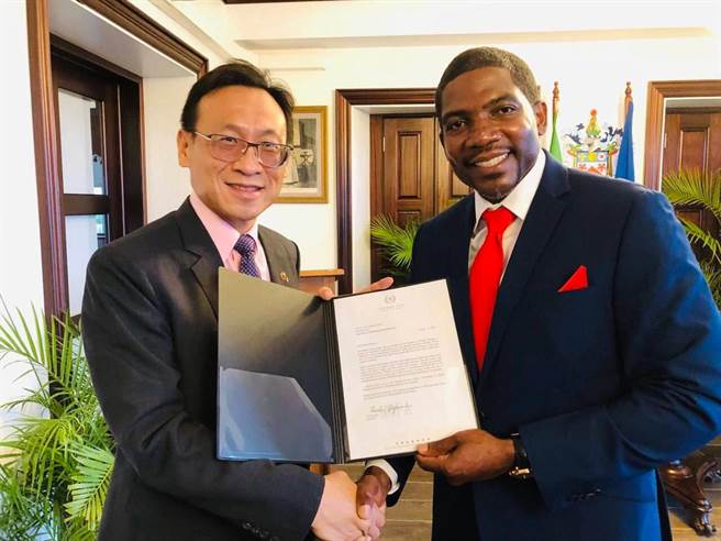 驻圣克里斯多福及尼维斯大使林昭宏代表蔡总统及我国政府向克国新任总理德鲁致贺并转致蔡总统贺函。（外交部提供)