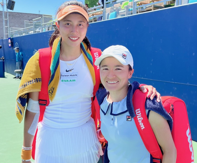 詹皓晴（左）和日本青山修子合作的女雙，在聖荷西網球賽晉級到決賽。（劉雪貞提供）