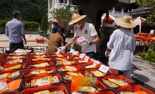 琉璃山东方净苑志工协助整理普渡供品。（东方净苑提供）