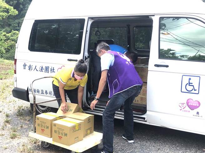 协助脊髓损伤重建协会一起搬运物资上车。（东方净苑提供）