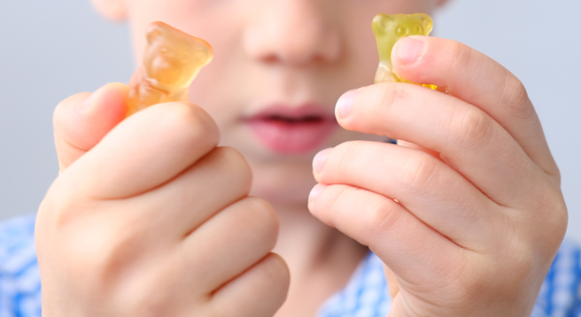 1名国小男童于上学时吃1颗糖果，遭同学骂是猪、小胖子等，法官认为同学只是表达吃糖之主观意见，故判同学无罪。（示意图/Shutterstock提供）