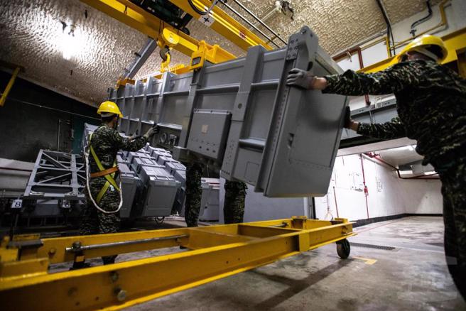 海軍海鋒大隊演練上彈作業。（圖／翻攝自軍聞社）