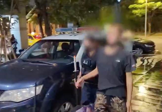 男子怀疑刚买的臭豆腐遭人偷吃，持木刀当街挥舞遭员警带回警局。（翻摄画面）
