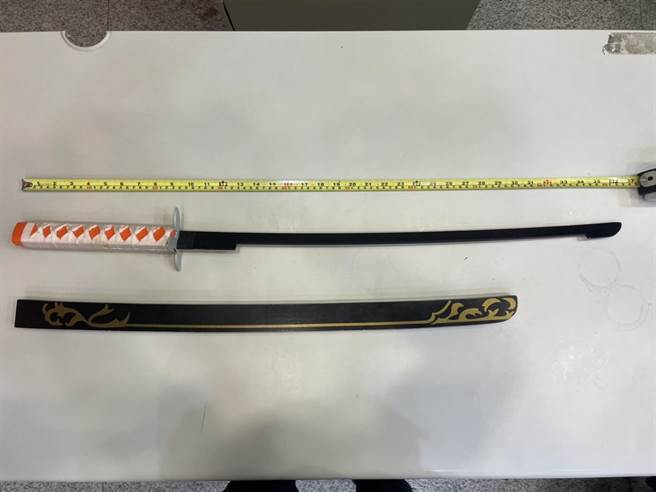 林姓男子持动漫展购买的木刀挥舞遭警方裁罚。（翻摄画面）