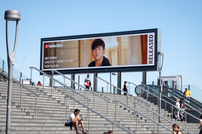 在长大的过程中，你心里也有一首属于你自己的周杰伦神曲吗？图为周杰伦在英国伦敦露出的看板。（图/ 中央社）