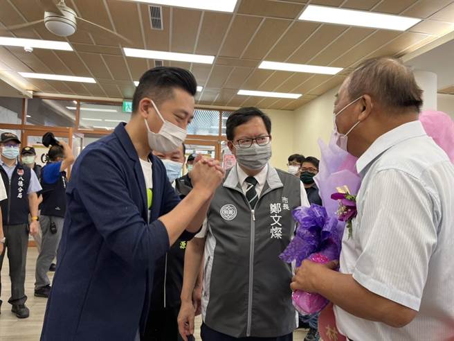 桃園市長鄭文燦（中）感嘆國民黨桃園市長參選人張善政沉不住氣。（陳夢茹攝）