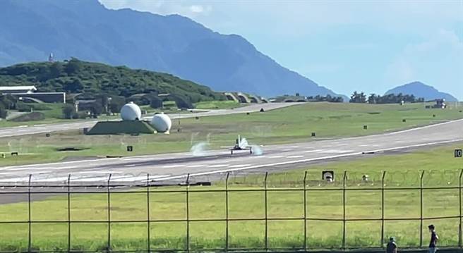 台东志航基地今天上午F5系列战机正常升空训练。（蔡旻妤摄）