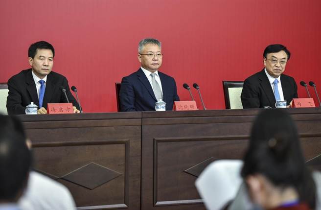 大陸海南三亞6日凌晨起實行臨時性全域靜態管理，海南省長馮飛（右）表示，要做好打大仗的準備。（資料照／中新社）