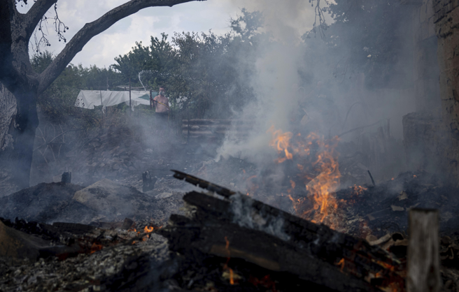 俄军5日攻击乌克兰南部战略城市尼古拉耶夫（Mykolaiv）住宅区后的惨况。（美联社）
