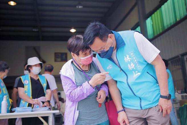 国民党新竹市长参选人林耕仁7日上午续走基层，巩固基本盘。（林耕仁提供／陈育贤新竹传真）