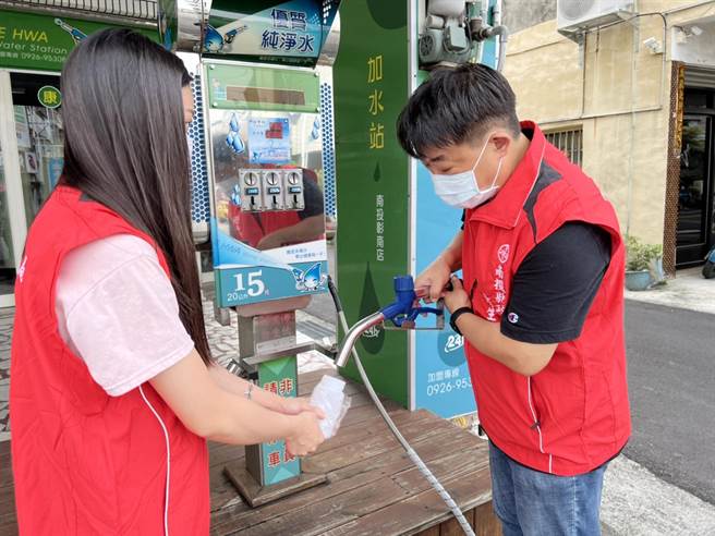 南投縣衛生局加強抽驗加水站的水質，以確保消費者在炎炎夏日中，飲用水的安全。（南投縣政府提供）