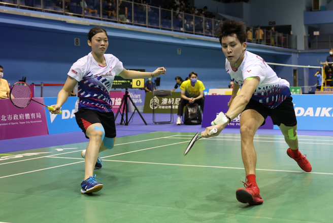 羽球混双组合邱相榤（右）／林筱闵在泰国大师赛32强击败种子组合，晋级16强。（资料照／合库提供）