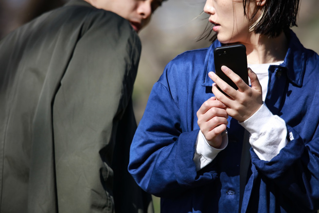 巴西2名男子在街頭起衝突，其中一人竟被對方飛踢，下秒遭巴士捲入車底輾壓。(示意圖/達志影像)