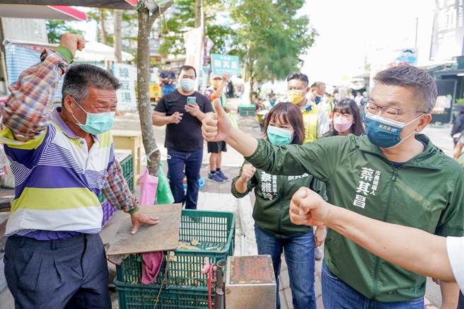 民進黨台中市長參選人蔡其昌今天到大坑9號步道掃街。（蔡其昌辦公室提供／張亦惠台中傳真）