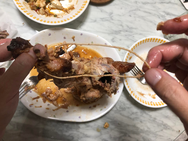 一名女網友表示，昨日傍晚到好市多買了烤雞當晚餐，吃到一半發現雞肉中有一條橡皮筋嚇傻。（圖／翻攝自COSTCO好市多 商品消費心得分享區）