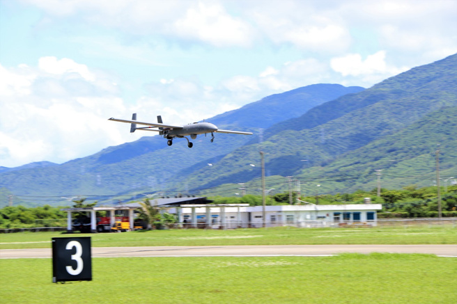 图为台湾「锐鸢无人机」起飞侦搜。（中时资料照，谢佳潾摄）