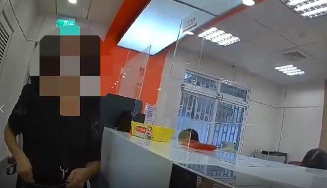 警方劝导被害人不要匯款，以免掉入诈骗集团陷阱。（警方提供／陈淑芬台中传真）