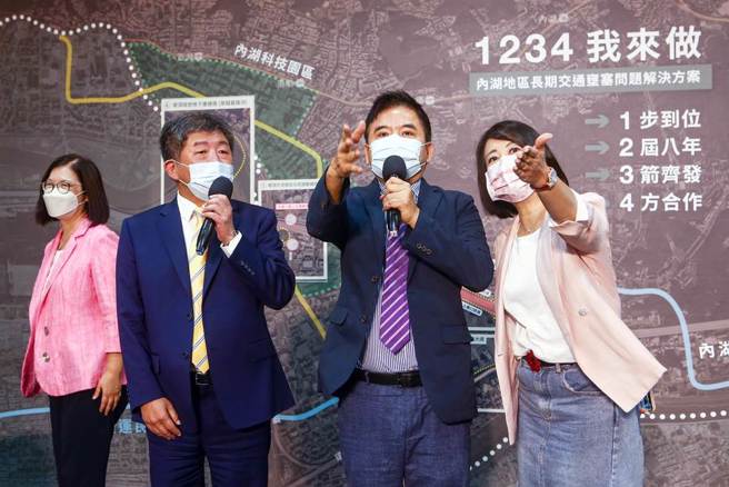 民進黨台北市長參選人陳時中（右3)7日在立委吳思瑤（右1）、莊瑞雄（右2）、管碧玲（左1）等人陪同下，舉行「我來救！內湖交通壅塞問題解決方案」記者會，端出政策發表「第一道菜」，主張透過8年內完成捷運東環線工程、7年紓解內湖交通「大動脈」，打開內湖壅塞節點，紓解內湖交通壅塞的問題，要從「道路工程、捷運建設、企業合作」3箭齊發解決問題。（鄧博仁攝）
