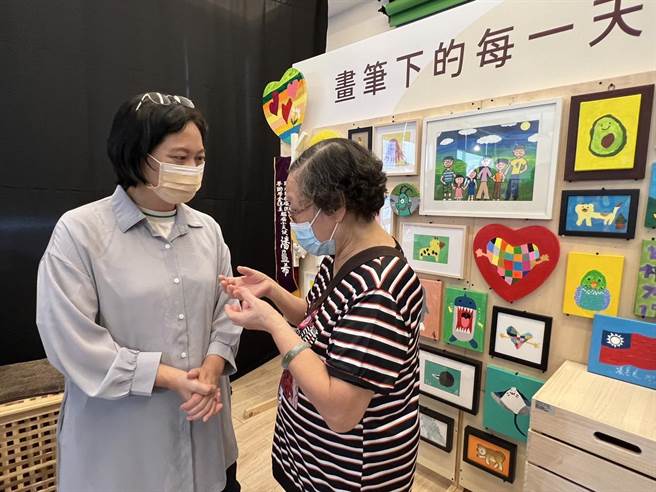 民眾黨桃園市長參選人賴香伶7日左批綠全黨救一人，右評張善政「mega city」概念空泛。(蔡依珍攝)