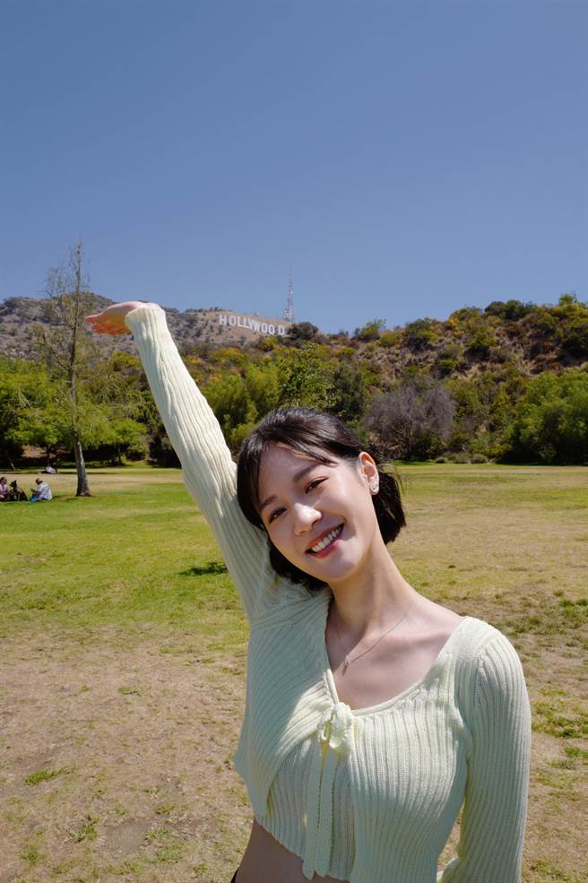 袁子芸和着名HOLLYWOOD地标开心合影。（祖与占影像制作提供）