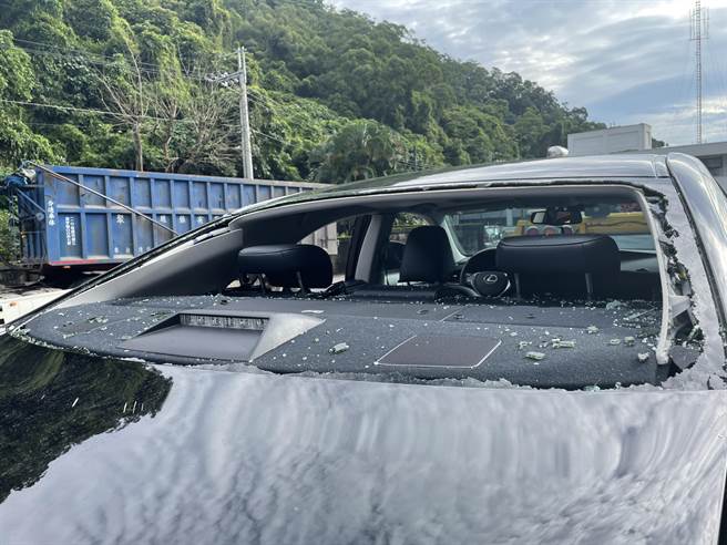 南下聯結車輪胎掉落砸毀北上3車。(翻攝照片／蔡依珍桃園傳真)