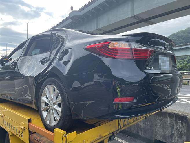 南下聯結車輪胎掉落砸毀北上3車。(翻攝照片／蔡依珍桃園傳真)