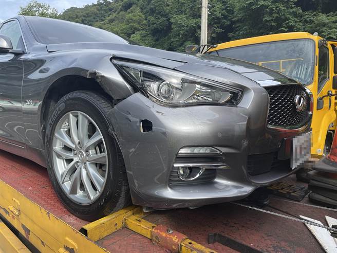 南下聯結車輪胎掉落砸毀北上3車。(翻攝照片／蔡依珍桃園傳真)