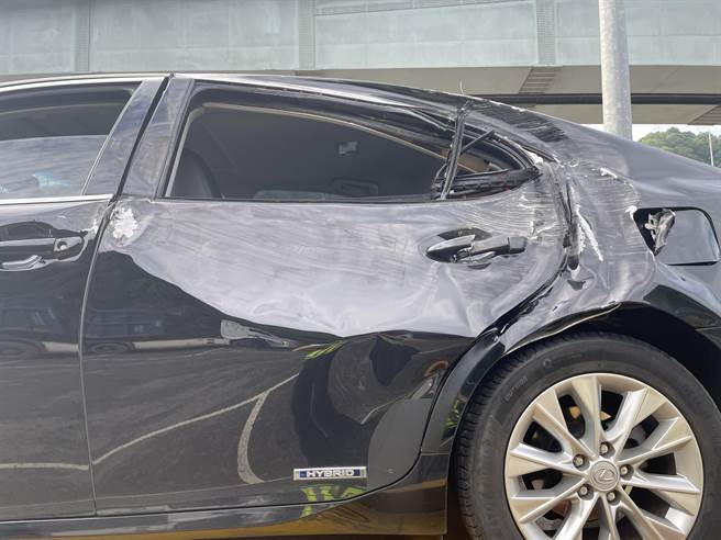 南下聯結車輪胎掉落砸毀北上3車。(翻攝照片／蔡依珍桃園傳真)