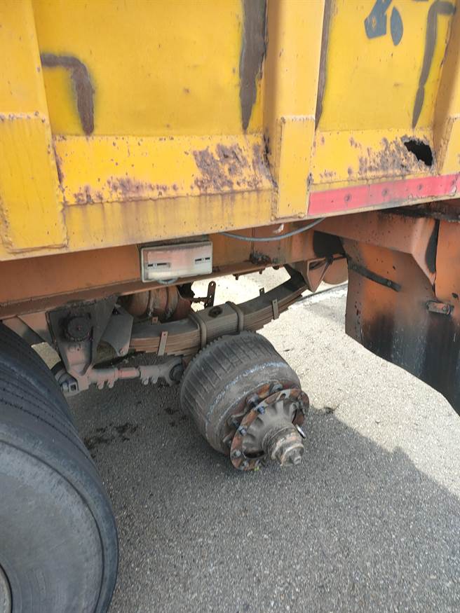 南下聯結車輪胎掉落砸毀北上3車。(翻攝照片／蔡依珍桃園傳真)