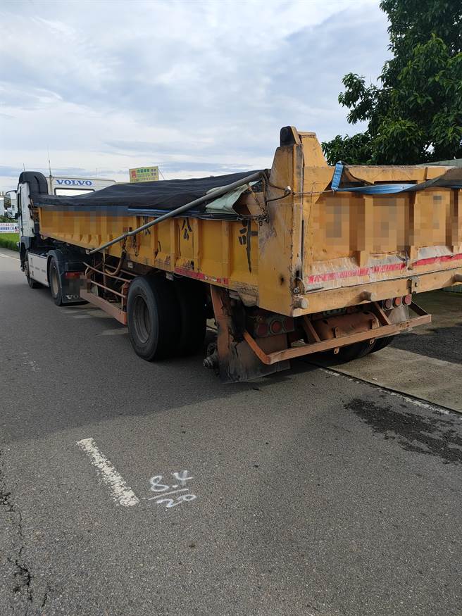 南下聯結車輪胎掉落砸毀北上3車。(翻攝照片／蔡依珍桃園傳真)