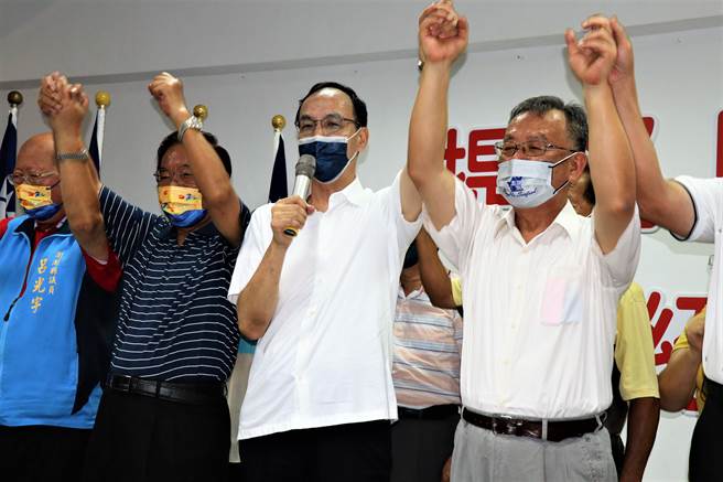 國民黨主席朱立倫搭機前往離島澎湖，向大家推薦縣長參選人賴峰偉等優秀的黨員同志。（張茂雄攝）