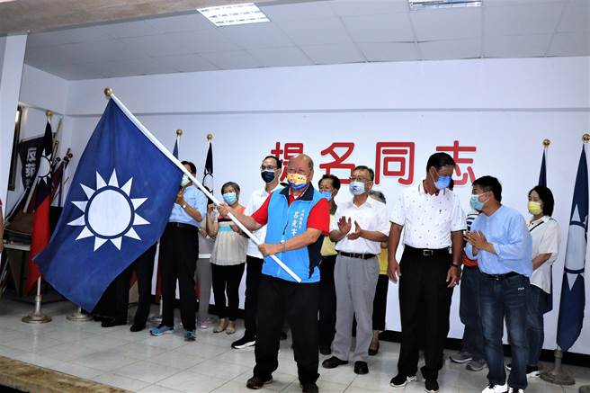 朱立倫最後與受到提名的代表一起上台，澎湖縣年底九合一選舉提名縣長賴峰偉、縣議員呂光宇等人代表授旗接受提名。（張茂雄攝）