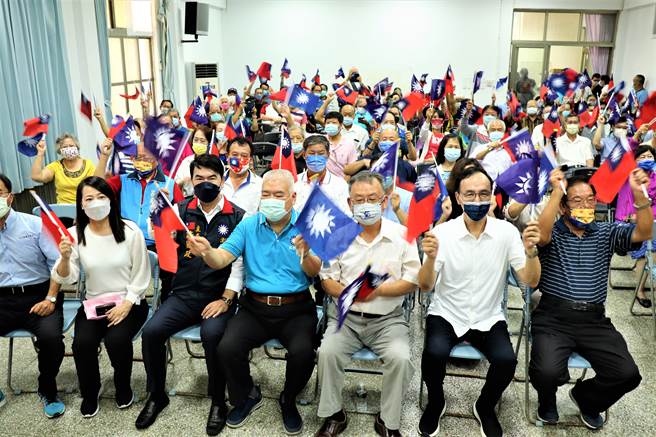 朱立倫強調「團結」的重要性，同時要求賴峰偉要利用未來4年的時間，做好澎湖的「傳承」工作，將澎湖從政黨員優良的傳統延續下去。（張茂雄攝）