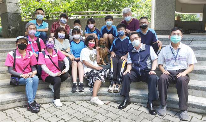 「小米」早已成为埔里国中家庭的一份子，带给全校师生欢乐，更营造温馨愉悦的校园环境，让生命教育从日常生活中得以实践。（埔里国中提供）