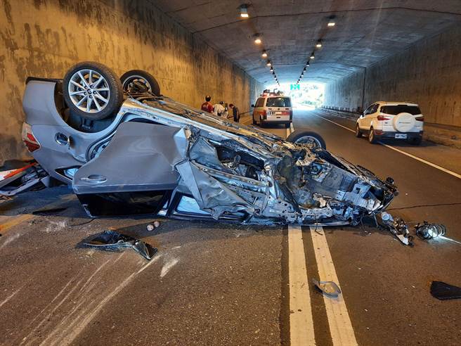 休旅车自撞台62大埔隧道内侧墙壁，车辆180度翻覆。（基隆市消防局提供／陈彩玲基隆传真）